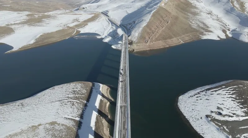 Turnaçayırı Barajı’nda masalsı kış: Kar yağışı manzarayı değiştirdi
