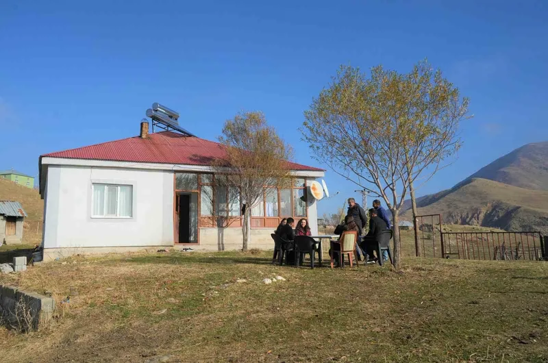 Kahraman öğretmenler devamsızlık yapan öğrenciler için köy köy geziyor
