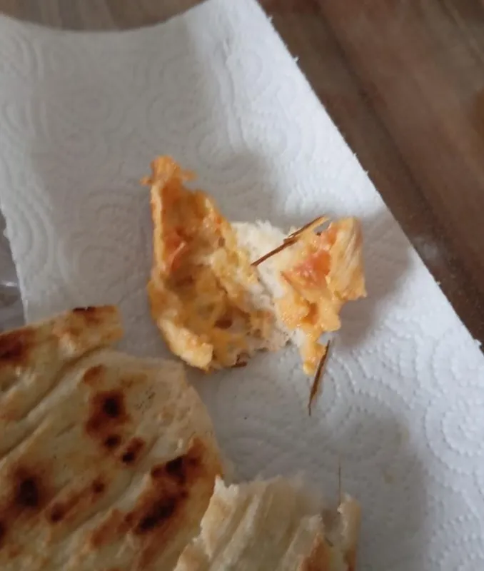 Elazığ’da ekmeğin içerisinden odun parçaları çıktı
