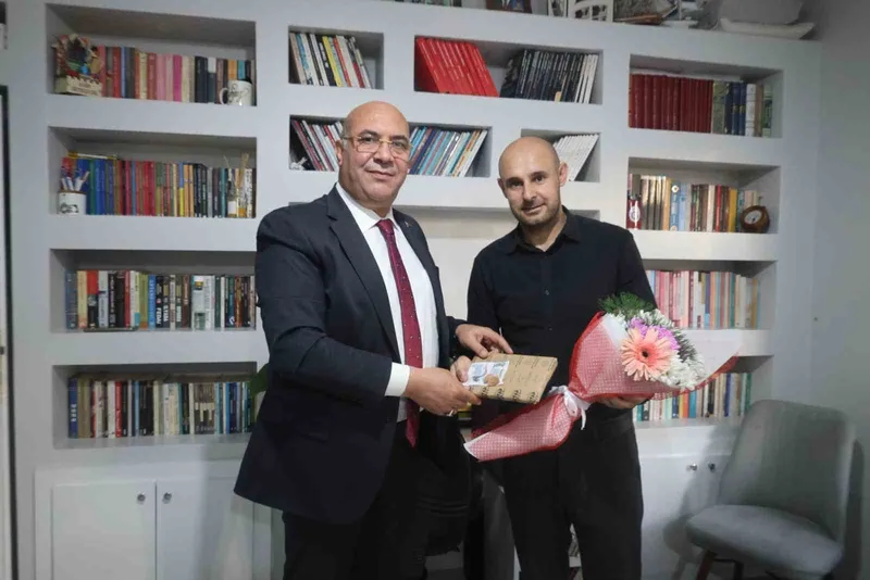 Van’da bıçaklı saldırıda yaralanan öğretmene moral ziyareti