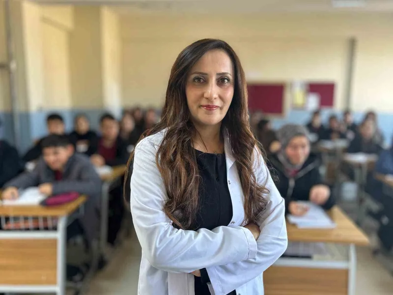 Koreceyi kendi çabasıyla öğrenen Vanlı öğretmen öğrencilerine ilham oluyor
