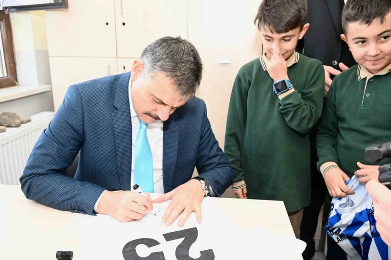 Öğrencilerden Vali Çiftçi’ye forma imzalatma sürprizi

