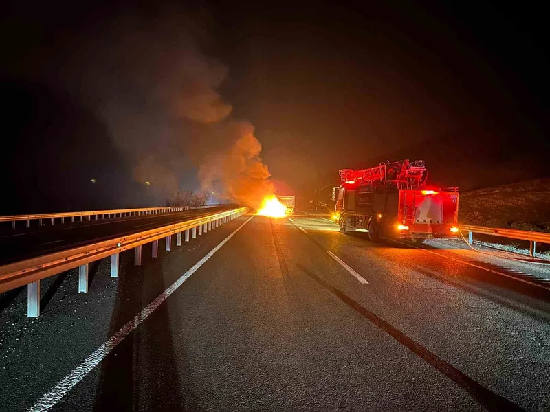 Römorka çarpan otomobil alev topuna döndü: 2 yaralı
