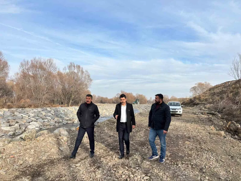 Susuz Çayı’nda dere ıslahı ve taşkın koruma çalışmaları sürüyor
