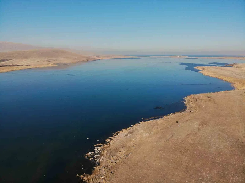 Çıldır Gölü kısmen dondu: Atlı kızaklar için geri sayım başladı
