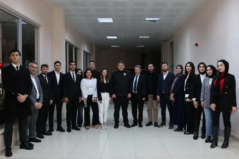 Karaburun’un Hukuk Fakültesi öğrencileriyle buluştu
