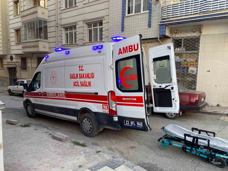 Elazığ’da kendi boğazını kesen kadın ağır yaralandı
