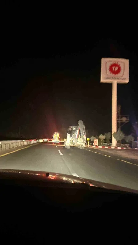 Elazığ’da stop ışıkları olmayan kepçe kazaya davetiye çıkardı
