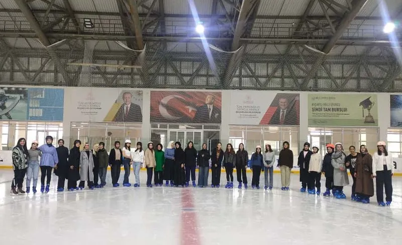 Hem okuyorlar hem buz pateni öğreniyorlar
