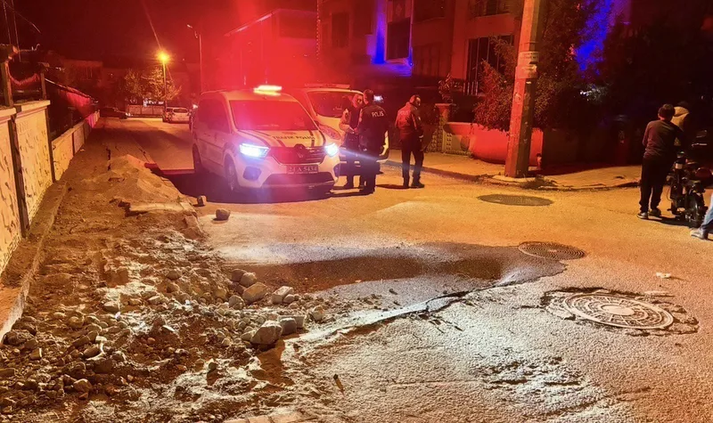 Yeni asfaltlanan bölümde göçük oluştu
