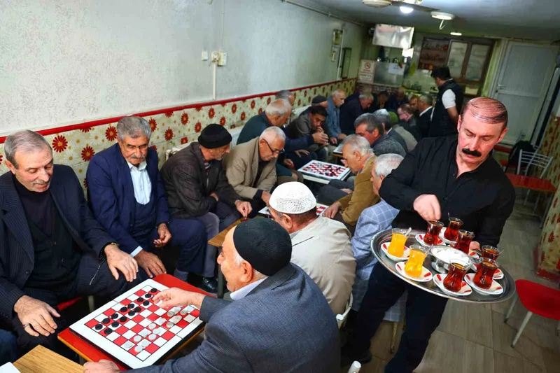 Bu çay ocağında yıllardır sadece dama oynanıyor
