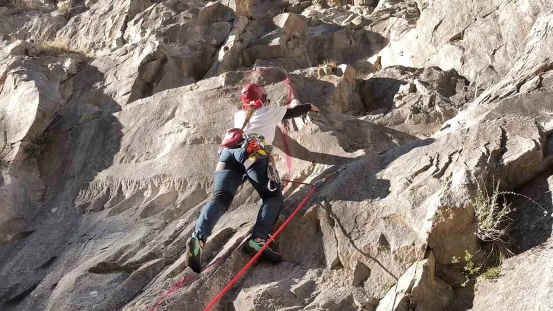 Gençlerden zorlu tırmanış eğitimi

