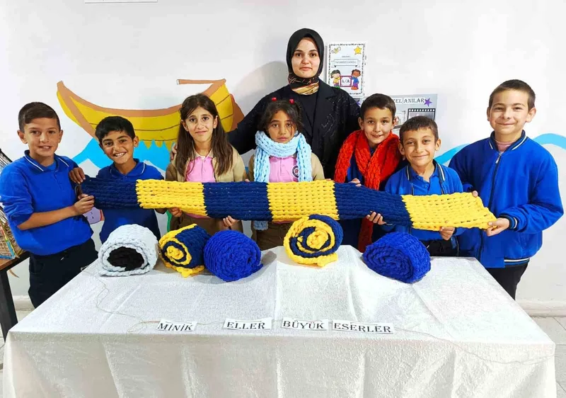 Öğrenciler kendi atkılarını örerek kışa hazırlanıyor
