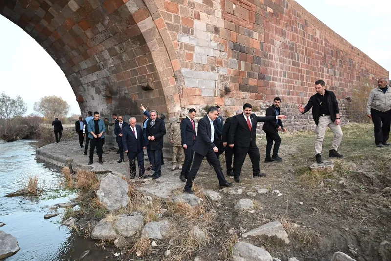 Vali Çiftçi, Köprüköy’de incelemelerde bulundu
