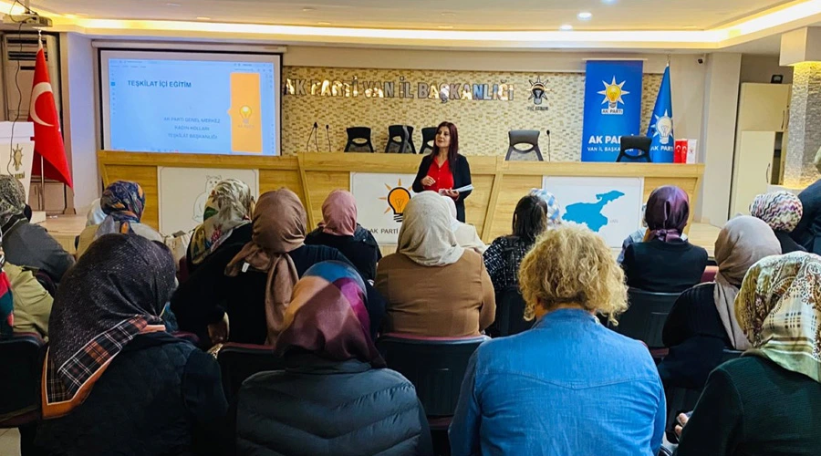 AK Parti Van İl Kadın Kolları, Teşkilat Eğitimlerini Kararlılıkla Sürdürüyor