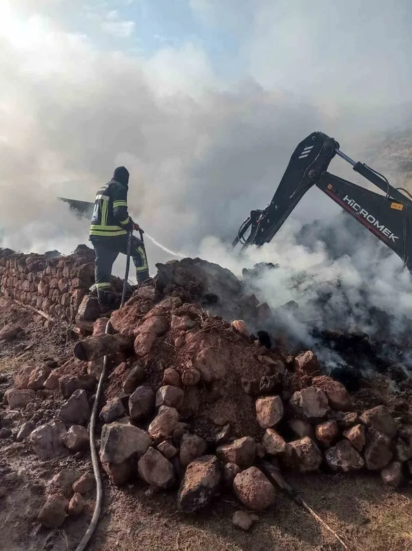 Erzurum’da ahır ve samanlık yangını: 21 büyükbaş havyan telef oldu
