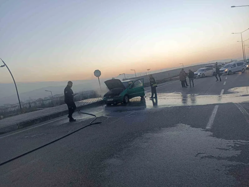 Elazığ’da seyir halindeki araç alev aldı
