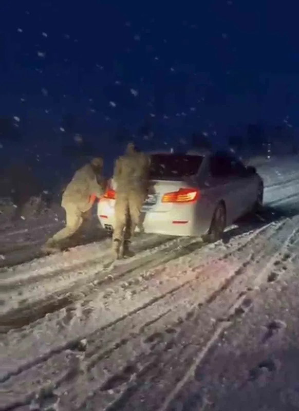 Muş-Bulanık yolunda ulaşıma kar engeli: Jandarma ekipleri rampada mahsur kalan araçları tek tek kurtardı
