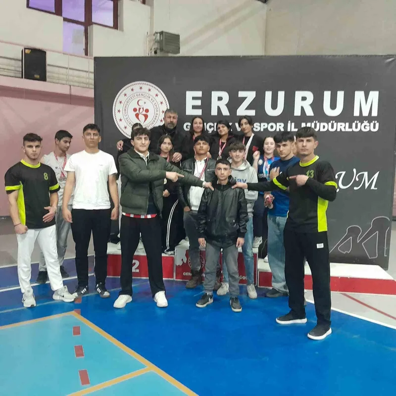 Oltulu liseliler bilek güreşinde rakiplerine geçit vermedi
