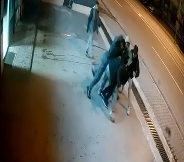 Elazığ’da 4 kişi 1 kişiye saldırdı: Hırsını alamayan saldırganlardan biri şahsın kulağı ısırarak kopardı