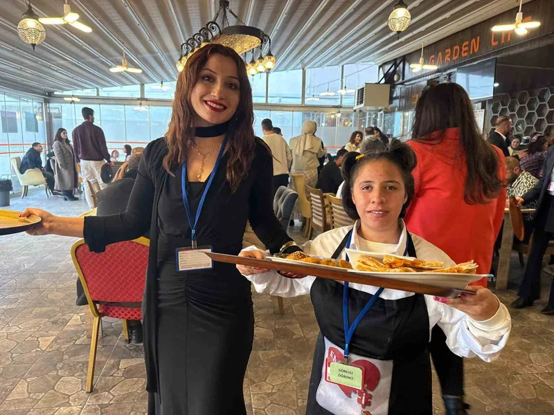 Iğdır’da özel gereksinimli bireyler bir günlüğüne kafe işletti
