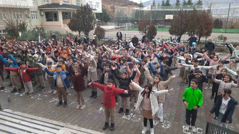 Tunceli’de minikler, derse sporla hazırlandı
