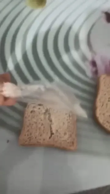 Elazığ’da ekmeğin içerisinden poşet çıktı
