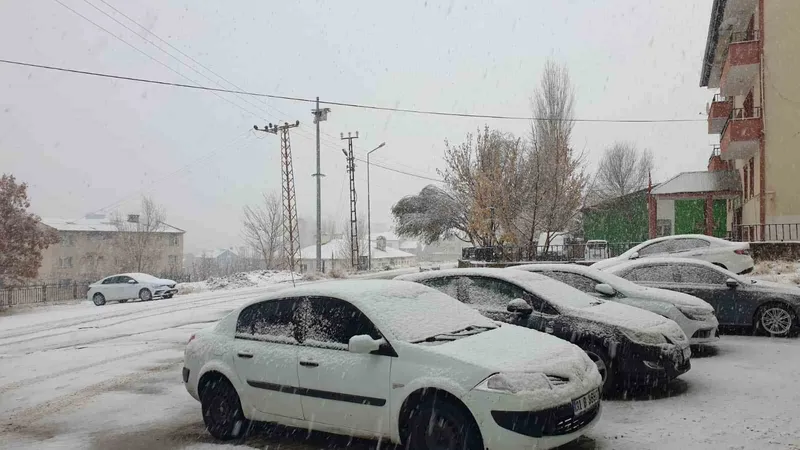 Başkale beyaza bürüdü