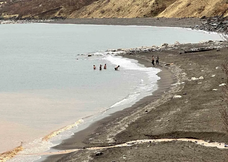 Bitlis’te bir yanda kar esareti, bir yanda su keyfi
