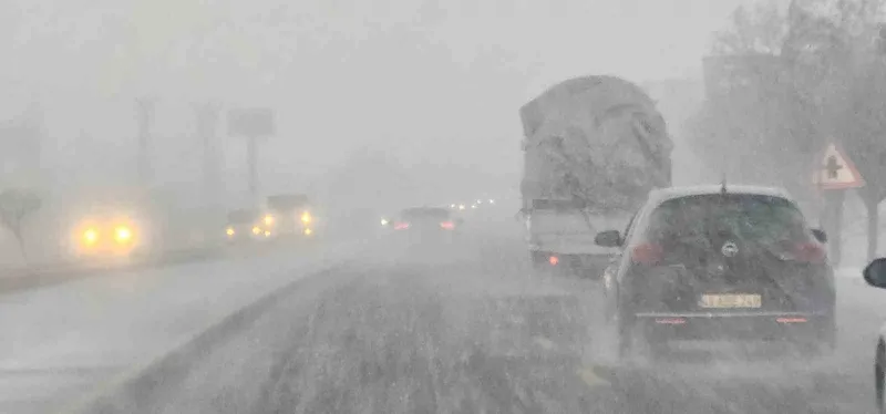 Tatvan’da kar yağışı