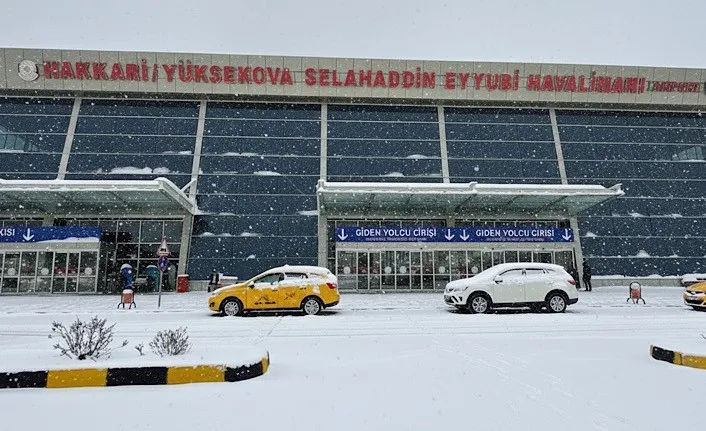 Yüksekova’da yoğun kar yağışı uçak seferlerini durdurdu
