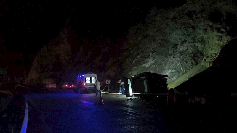 Tır ile panelvan araç çarpıştı: 1 ölü, 3 yaralı
