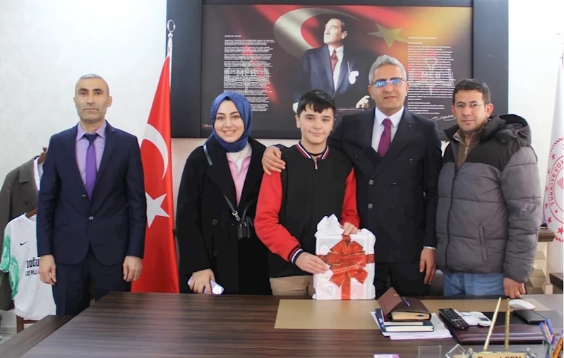Doğubayazıt’ta başarılı öğrenciye ödül verildi
