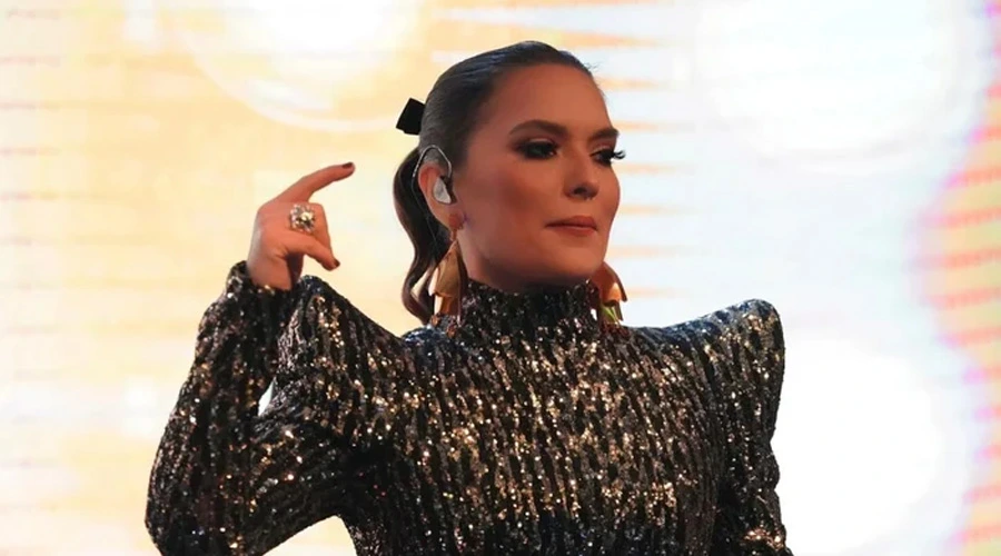 Demet Akalın Takipçisinin Yorumuna Sert Çıktı: 