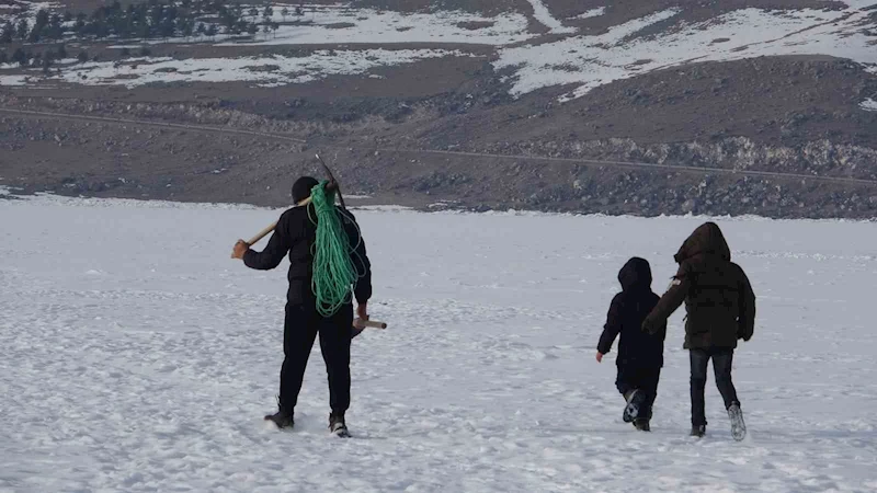 Ekmeklerini ’buzdan’ çıkarıyorlar
