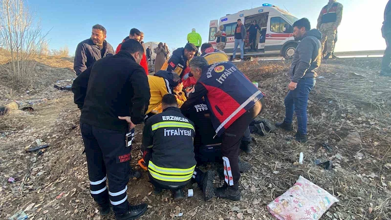 Erzincan’da otomobil şarampole devrildi: 4 yaralı
