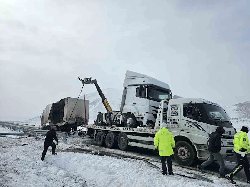 Doğubayazıt-Iğdır kara yolunda cam yüklü tır kaza yaptı
