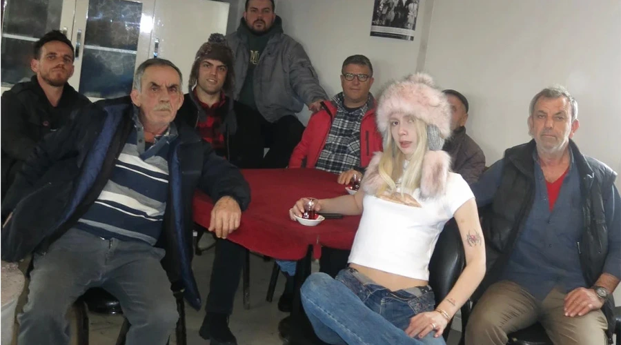 Aleyna Tilki Kahvehanede Amcalarla Poz Verdi, Sosyal Medya Sallandı!