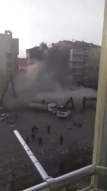 Elazığ’da ağır hasarlı bina tek dokunuşla yerle bir oldu
