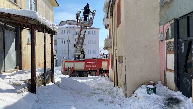 Bingöl’de tehlike oluşturan buz sarkıtları itfaiye ekipleri tarafından temizlendi
