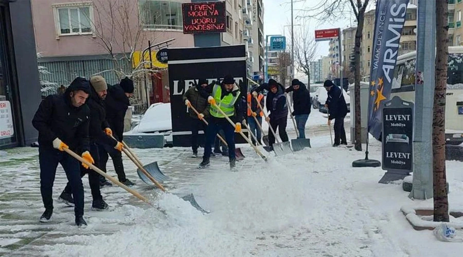 Büyükşehir Belediyesi Van’da karla mücadele çalışmalarını sürdürüyor