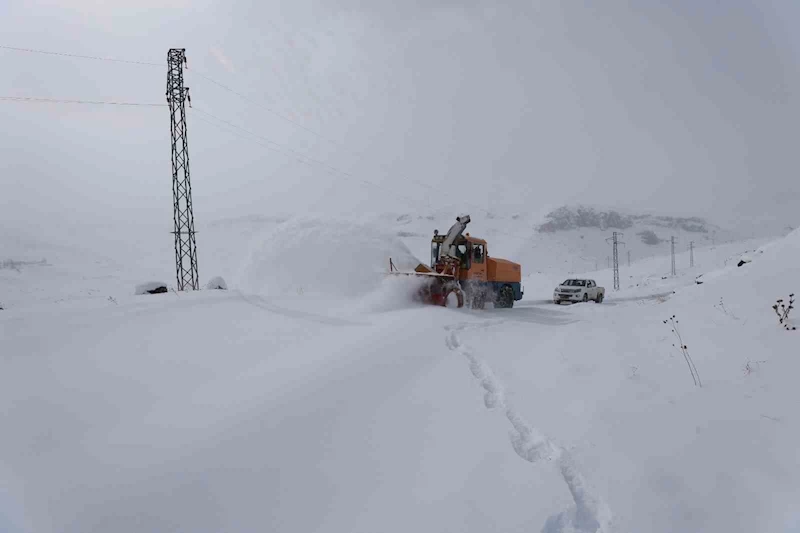 Iğdır’da kapalı köy yollarının açılması için çalışmalar devam ediyor
