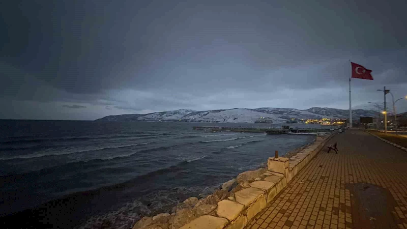 Vangölü’de dev dalgalar oluştu