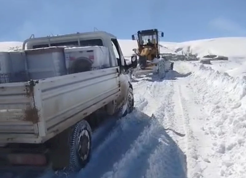Van’ın Özalp ilçesinde yolda mahsur kalanlar ekipler tarafından kurtarıldı