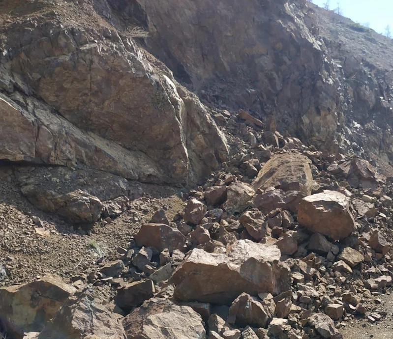 Heyelan sonrası yola  düşen taşlar temizlendi
