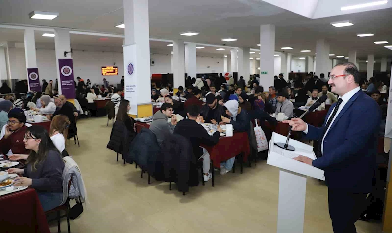Rektör Hacımüftüoğlu, ramazan coşkusunu öğrencilerle birlikte yaşadı

