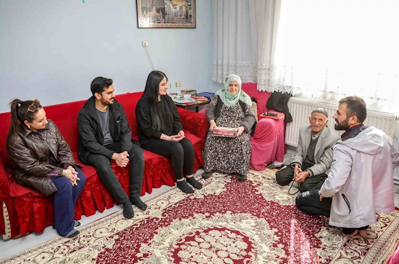 Van Büyükşehir Belediyesi yaşlıları yalnız bırakmıyor