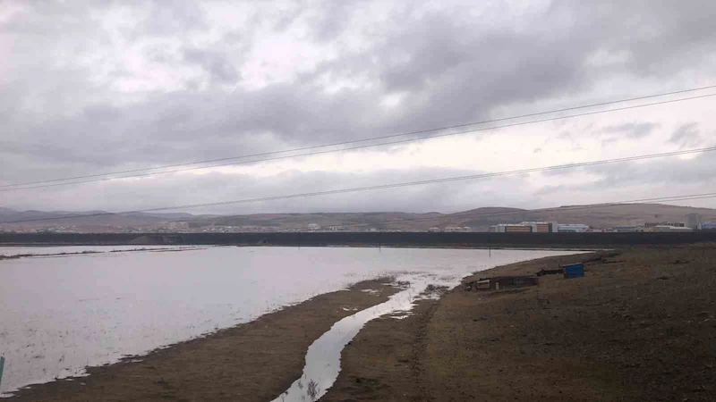 Kars’ta eriyen kar, derelerin debisini yükseltti
