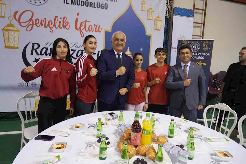 Muş’ta genç sporcular iftar sofrasında buluştu
