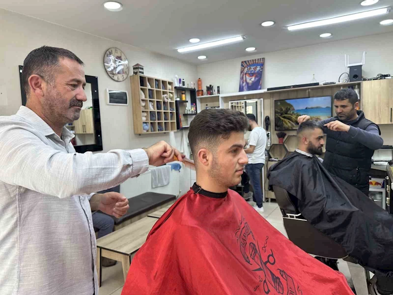 Erzincan’da berberlerde bayram yoğunluğu yaşanıyor
